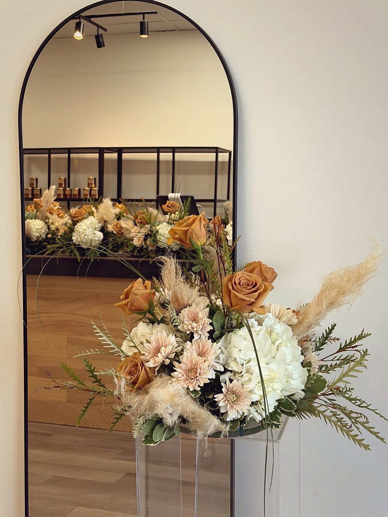 Boho centrepiece by Novapetal Flower Lab of toffee roses, pampas grass and white hydrangea